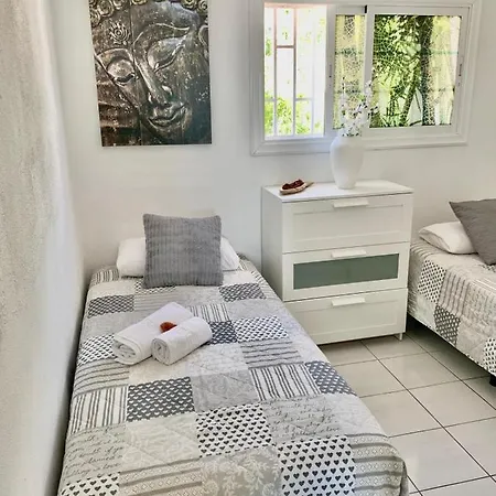 De Luxe Bas Prix Vila *